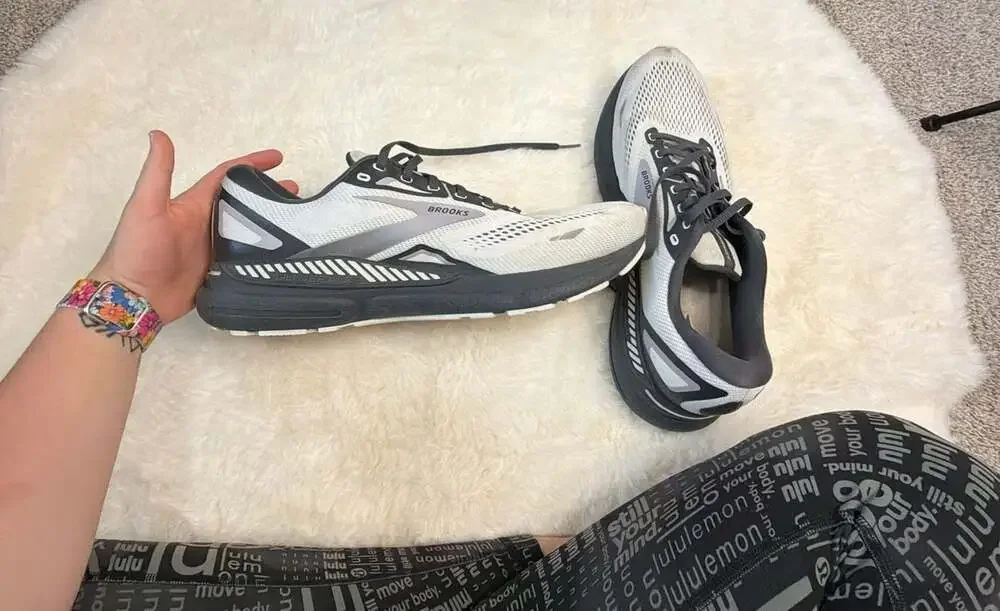 Mens Brooks Adrenaline GTS 23 Running Shoes White Black